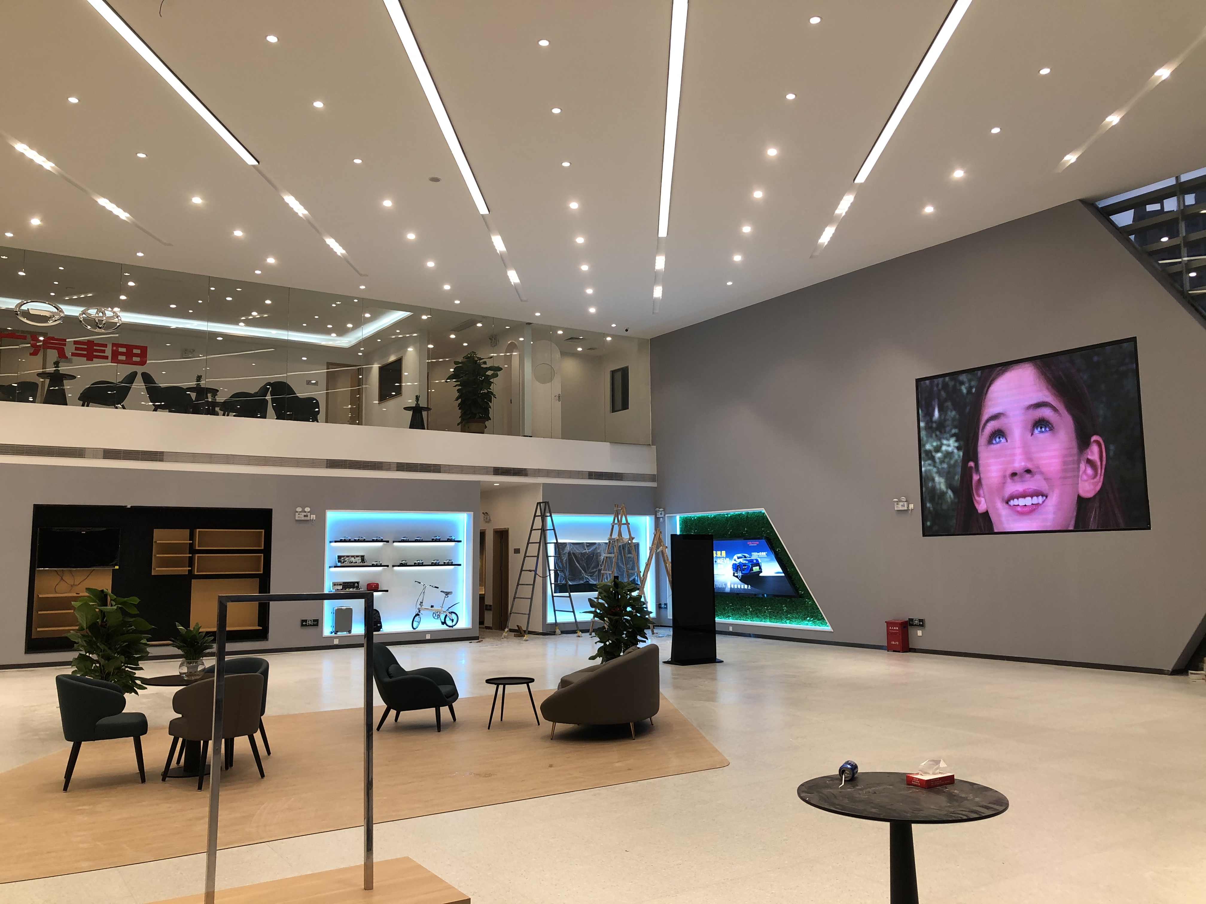 店員瘋狂發(fā)傳單，顧客卻頭也不抬？LED廣告機‘強制吸睛’的5個心機設(shè)計”